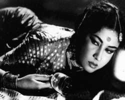 Meena Kumari consuming alcohol